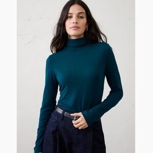 NWOT Banana Republic Timeless Turtleneck Top